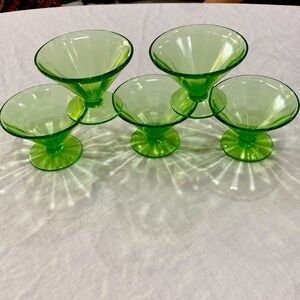 FEDERAL GLASS Uranium Vaseline
Panel Footed Sherbet Dessert
Bowls-Set of 5 GLOWS
